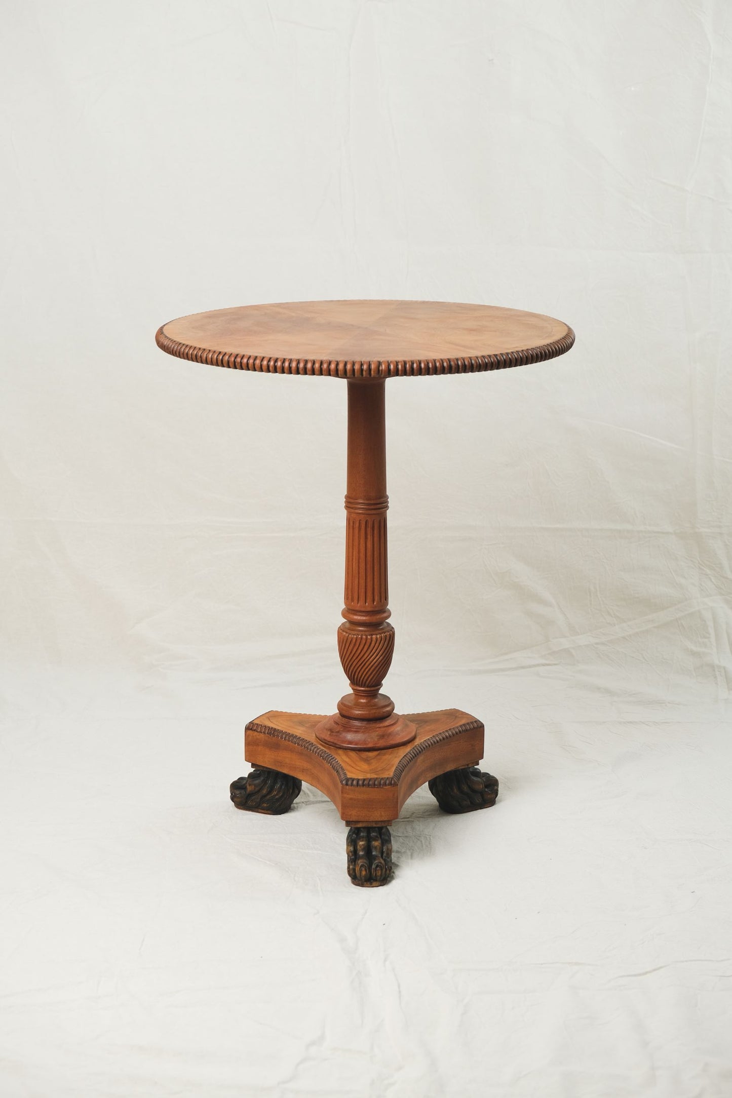 Mesita circular Chippendale