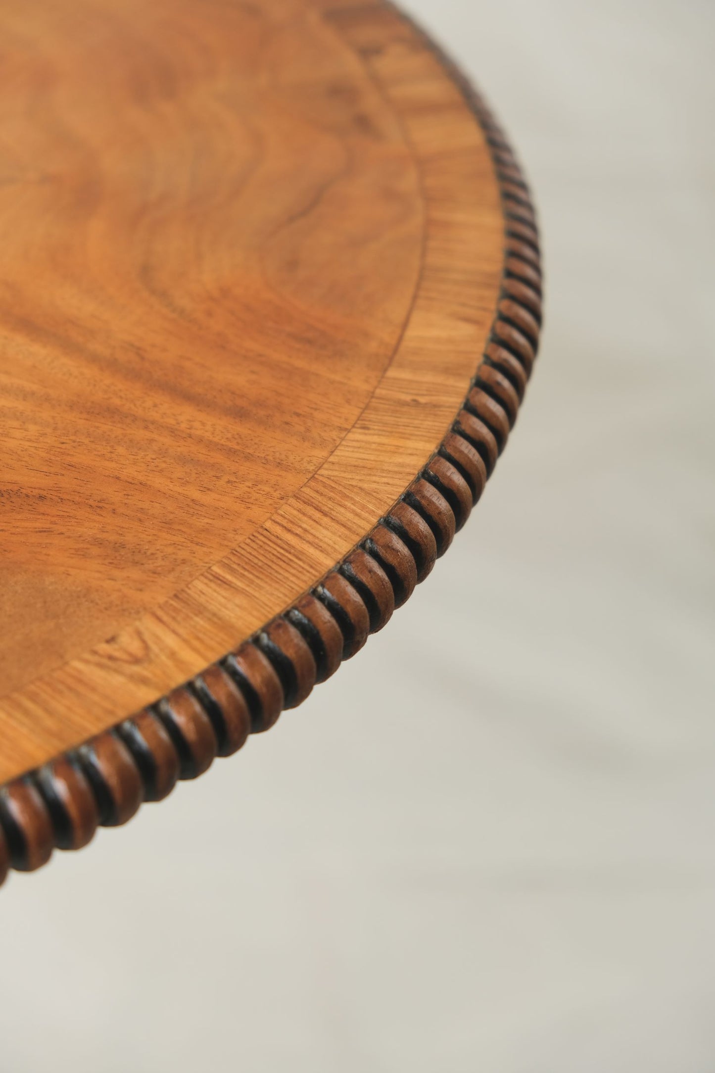 Mesita circular Chippendale