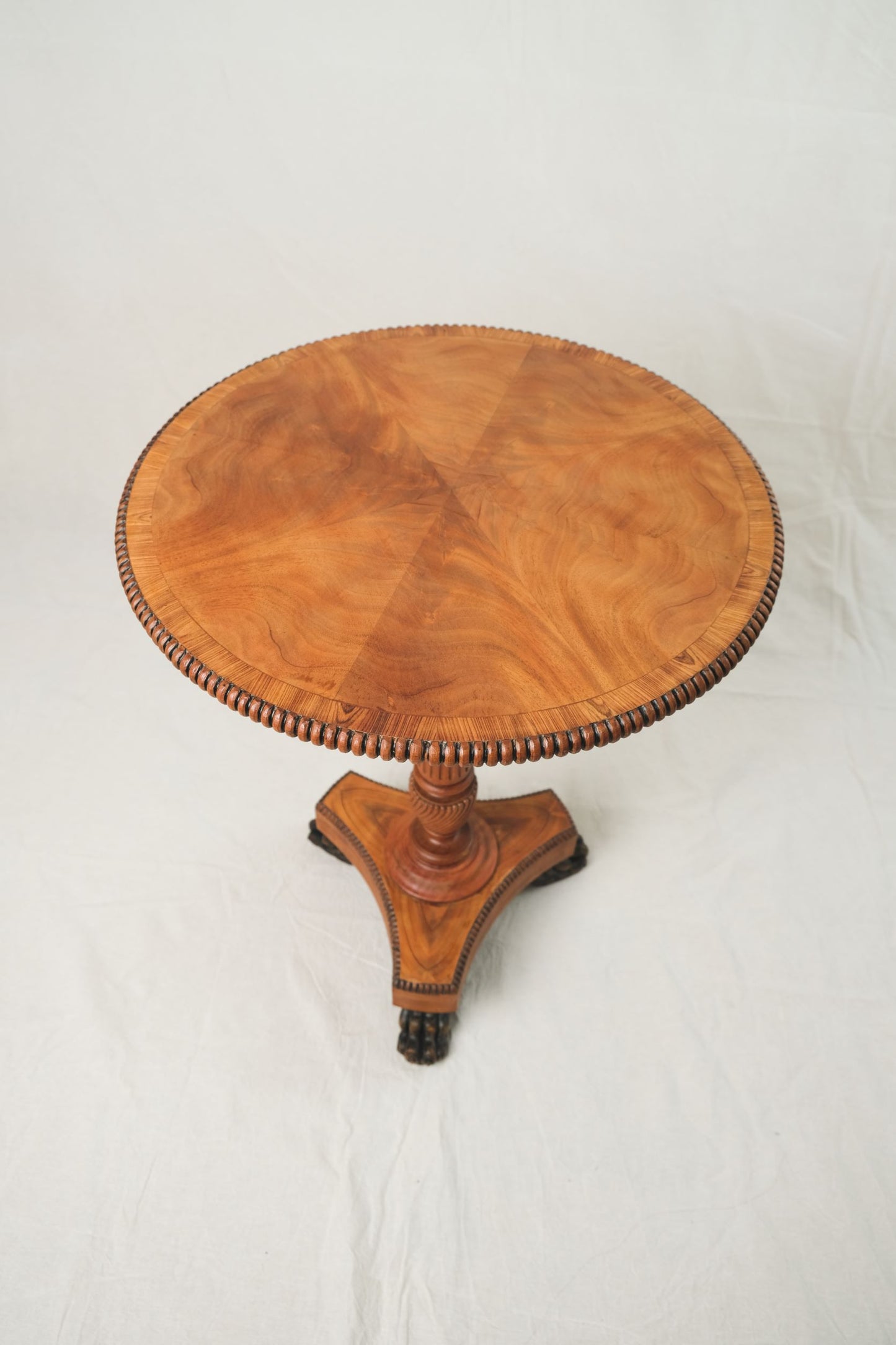 Mesita circular Chippendale