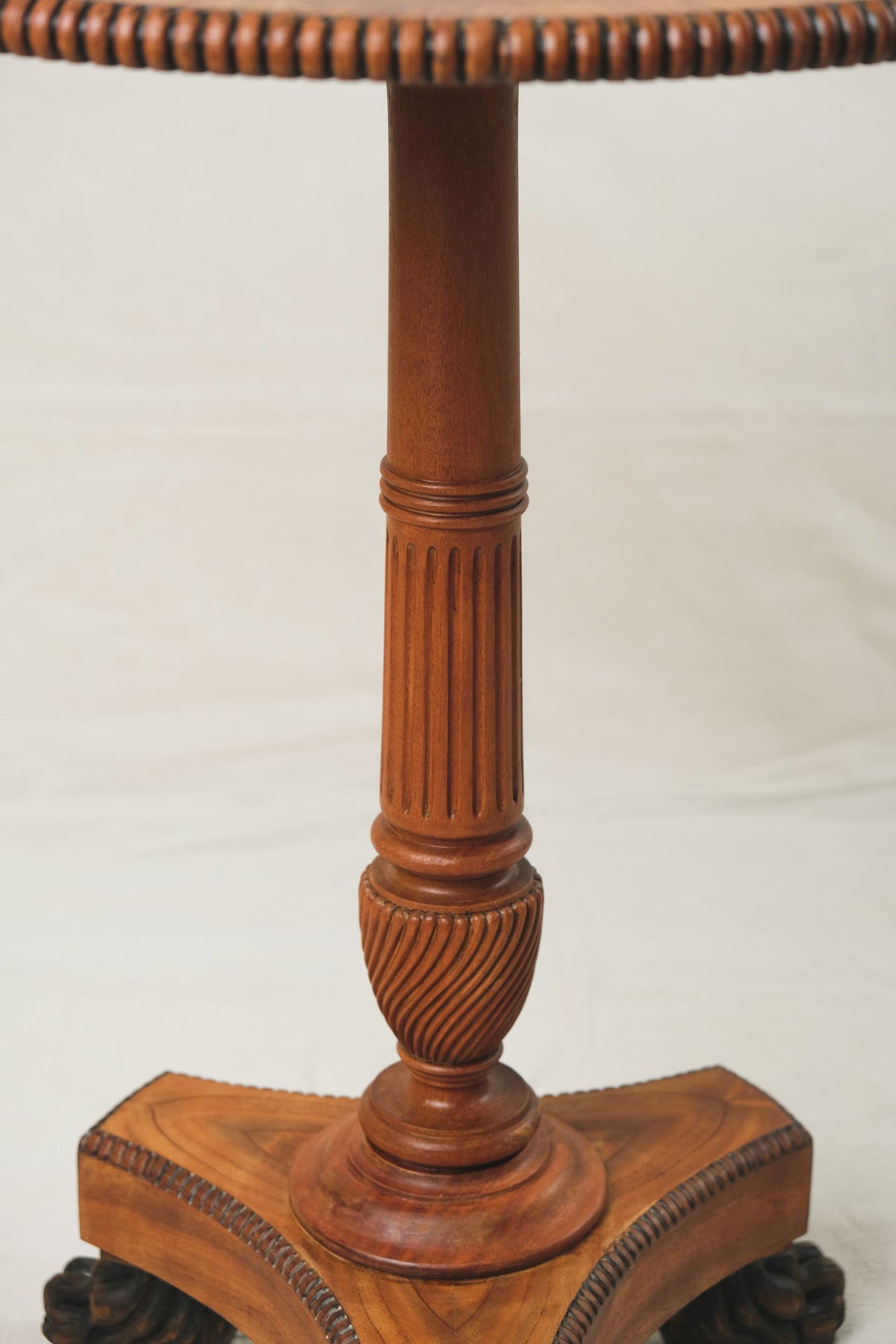 Mesita circular Chippendale
