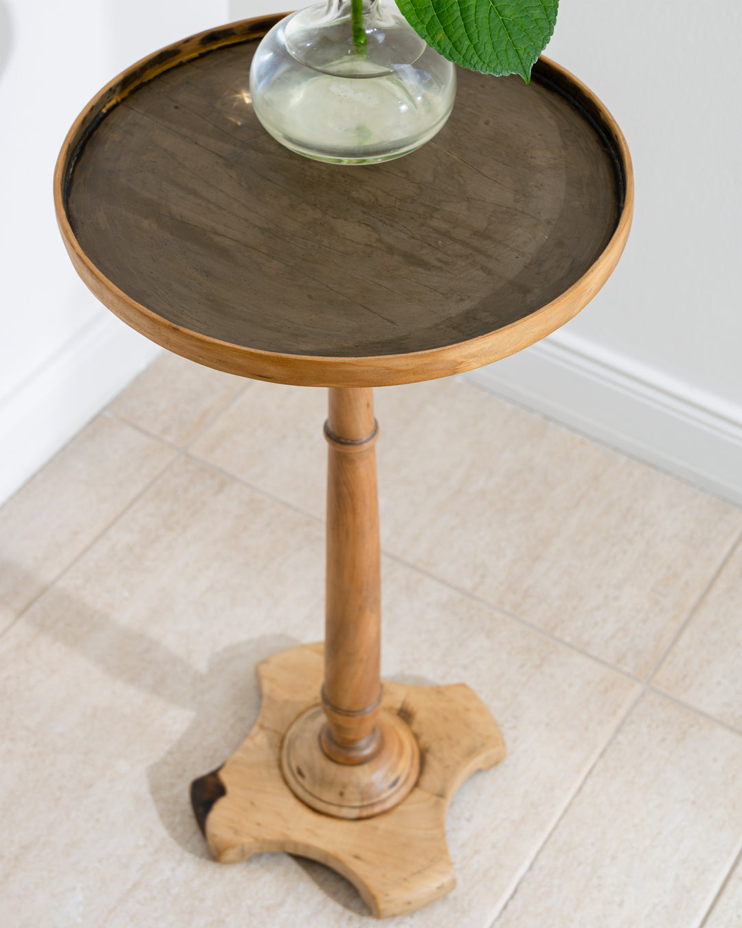 ' Mesa circular de arrime '